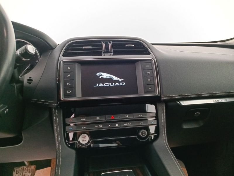 21 - Jaguar F-Pace  2.0 D 180 CV AWD R-Sport
